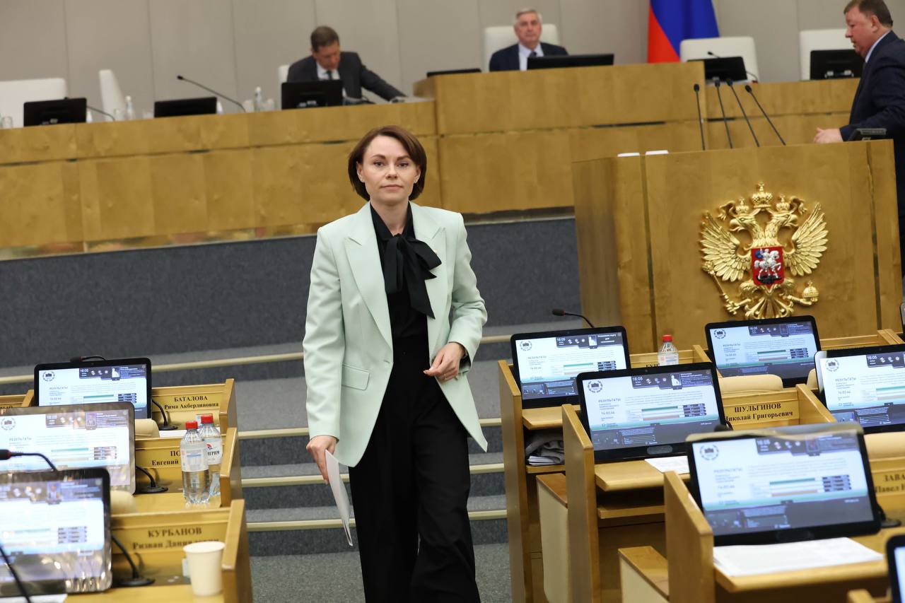 Единогласно приняли в первом чтении законопроект «Об органической продукции»! Надписи для маркировки с 1 сентября 2025 года могут содержать слова «органический», «биологический», «экологический», «экологически чистый», «эко», «био», «зеленый»только в том случае, если продукция соответствует требованиям к производству. У производителей есть срок до 1 сентября 2035 года на переход производства своих продуктов в соответствии с установленными требованиями к органической продукции. Либо они должны будут изменить свое наименование. Почему это важно? Потому что органическая продукция –экологически чистая сельскохозяйственная продукция, сырьё и продовольствие. При производстве такой продукции нельзя использовать пестициды, антибиотики, красители. Есть запрет на использование упаковки и тары, которые могут привести к загрязнению органической продукции и окружающей среды. На упаковку наносится специальный знак, который говорит о том, что перед вами органический продукт. За этим следит Роскачество. Много приходит поправок в законопроект, обязательно все постараемся учесть при его доработке ко 2-му чтению.
