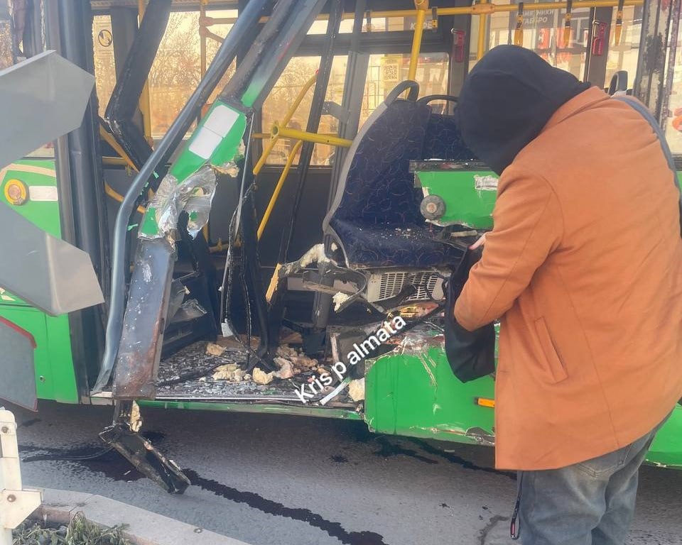 В Алмалинском районе Алматы тепловоз столкнулся с пассажирским автобусом, сообщает КазТАГ.  По информации полиции города, ДТП произошло сегодня в 11:40.  «Автобус 88 маршрута, следуя по улице Ауэзова в северном направлении, севернее улицы Гоголя, допустил столкновение с тепловозом, что следовал по железнодорожным путям на запад», - сообщили в департаменте полиции.  В результате ДТП предварительно пострадали шесть пассажиров автобуса.