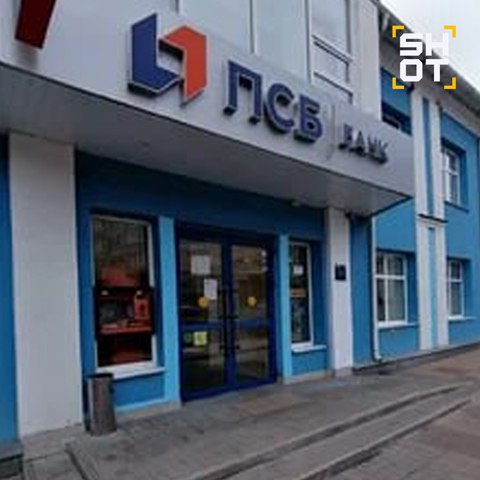 Напавший на банк в Белгороде задержан По данным SHOT он сам набрал экстренным службам и сообщил что на его шее имеется взрывчатка К месту незамедлительно прибыли силовики которые около часа вели с захватчиком переговоры Находившиеся в отделении люди сумели выйти из здания самостоятельно помощь медиков никому не потребовалась После этого он сам сдался силовикам Информация о наличии у него взрывчатки не подтвердилась Присоединяйся к нам в MAX   max ru shot