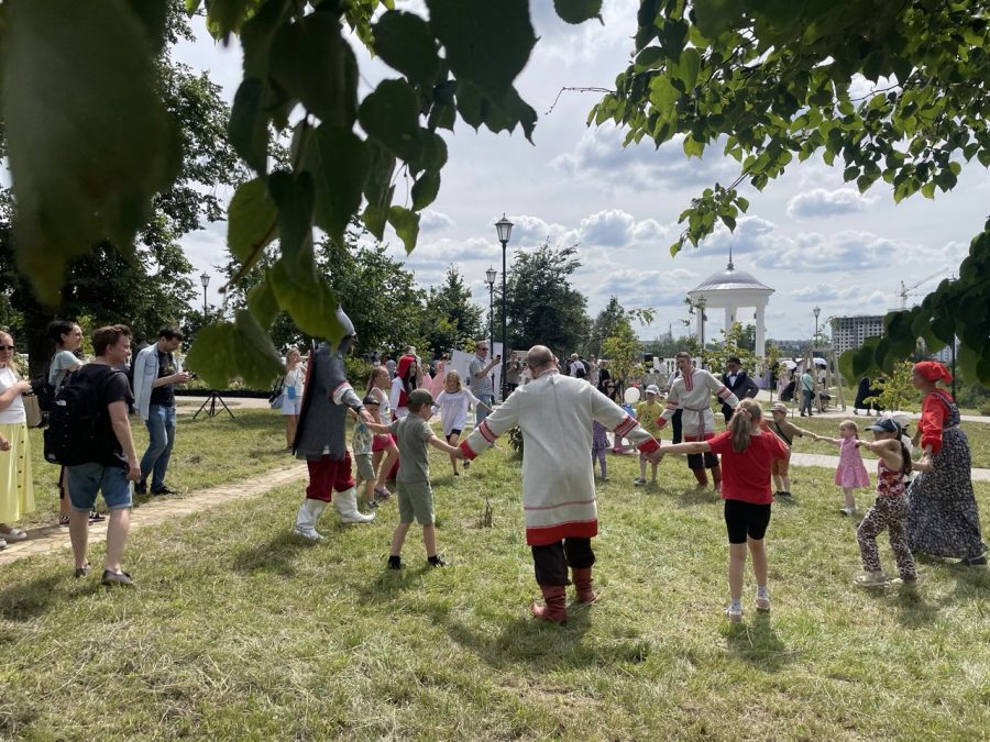В Орле провели ежегодный Тургеневский литературный праздник «Крылья любви!»  Ландшафтный парк «Дворянское гнездо» 3 августа принял традиционный городской Тургеневский литературный праздник «Крылья любви!».