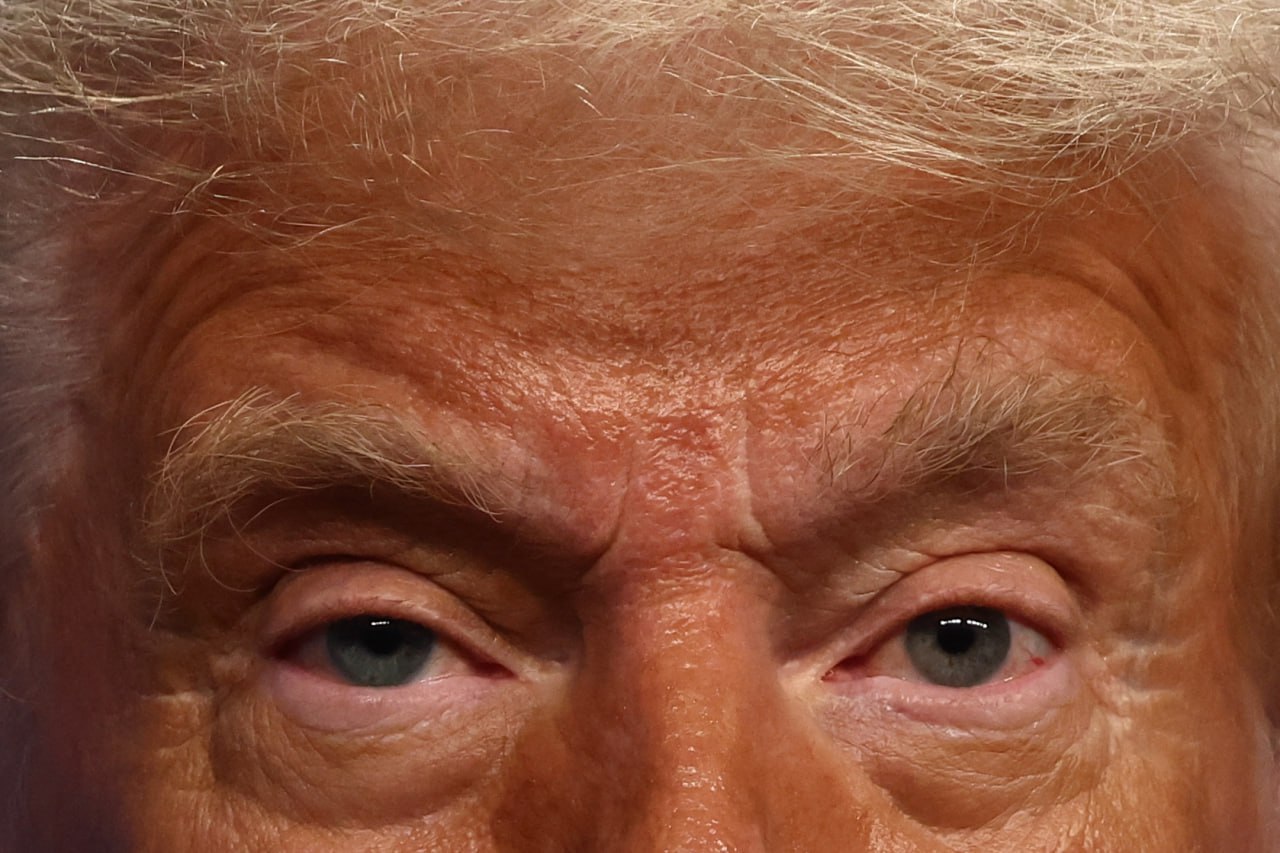 Дональд Трамп объявил о заключении торгового соглашения с Вьетнамом, которое позволит избежать введения повышенных пошлин на вьетнамский импорт с 9 июля.  По условиям соглашения, Вьетнам будет платить пошлину в размере 20% на весь экспорт в США, а тариф на реэкспортные поставки составит 40%. В свою очередь Вьетнам согласился отменить все пошлины на товары из США.  "Они откроют свой рынок для Соединенных Штатов, и мы сможем продавать нашу продукцию Вьетнаму с нулевой пошлиной", - написал Трамп в соцсети Truth Social.  Президент отметил, что договорённость была достигнута после личных переговоров с генсеком ЦК компартии Вьетнама То Ламом.  Фото: Jakub Porzycki/NurPhoto via Getty Images