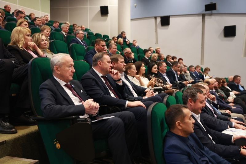 В Перми стартовала IX конференция о развитии баскетбольной индустрии страны Экспо Баскет 2025 Баскетбольный бизнес России Ожидается участие 30 спикеров в том числе из Франции ОАЭ и Египта В мероприятии приняли участие министр спорта РФ Михаил Дегтярев президент Российской Федерации баскетбола Андрей Кириленко президент Единой Лиги ВТБ Сергей Кущенко и губернатор Пермского края Дмитрий Махонин Подробнее в нашем материале federalpress