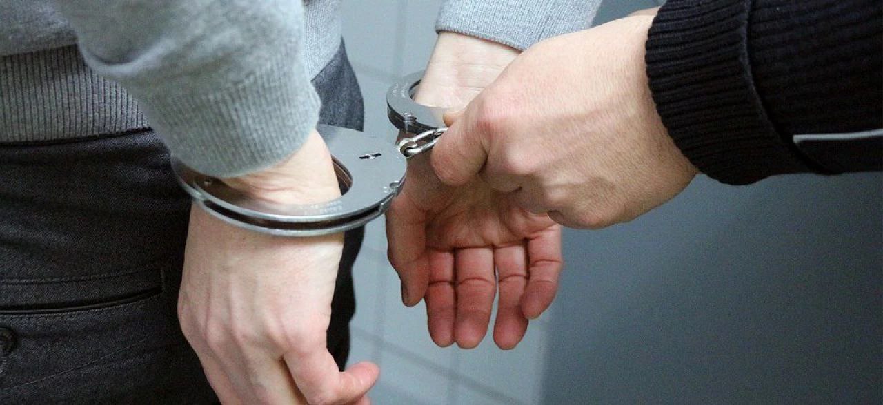Мужчина зарезал бывшую жену в подъезде дома в Арсеньеве В Арсеньеве на улице Горького в подъезде жилого дома обнаружено тело 34 летней женщины с ножевыми ранениями Подозреваемый 44 летний бывший муж погибшей был застигнут на месте преступления но успел скрыться до приезда полиции Позже мужчину задержали и доставили в следственный отдел Возбуждено уголовное дело следователь ходатайствует об аресте подозреваемого Назначены судебные экспертизы включая психолого психиатрическую Deitaru