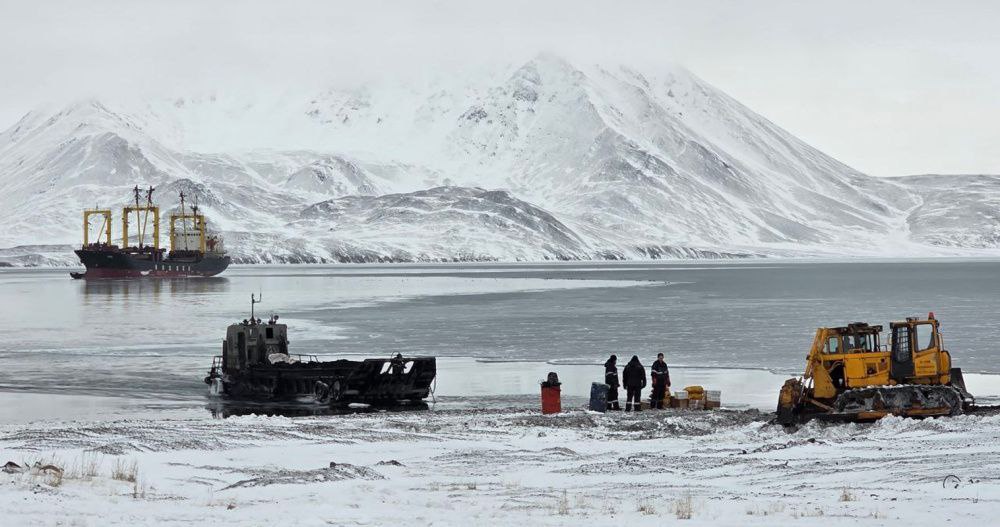 Единый морской оператор северного завоза заключил на 2026 год соглашения уже с 4 регионами Единый морской оператор северного завоза АО Росатом Арктика с 2026 года масштабирует пилотный опыт на другие регионы Соглашения о сотрудничестве в навигацию уже подписаны с исполнительными органами власти Чукотского автономного округа Республики Саха Якутия Хабаровского и Камчатского краев Сообщает пресс служба Росатома Уточняется что в ближайшее время будут подписаны соглашения по организации доставки грузов северного завоза морским транспортом с еще двумя регионами Сахалинской и Архангельской областями Напомним Чукотка в 2025 году стал первым регионом где ЕМО в полном объёме обеспечил доставку жизненно важных грузов в рамках северного завоза 152 44 тыс тонн нефтепродуктов и 6 77 тыс тонн продовольствия и др Как ранее сообщало ИАА ПортНьюс досрочное обеспечение населенных пунктов региона грузами северного завоза до начала интенсивного ледообразования впервые за последние четыре года позволило избежать привлечения ледокольного флота по коммерческим тарифам Также ЕМО успешно применил практику заключения трехлетних контрактов с судовладельцами тем самым обеспечивая стабильную занятость судоходным компаниям и предоставляя региону возможность планировать бюджет на несколько лет вперед Специальный представитель госкорпорации Росатом по вопросам развития Арктики Владимир Панов То что Росатом Арктика будет выполнять функции Единого морского оператора северного завоза в течение 15 лет открывает новые логистические возможности Такой горизонт планирования позволит строить долгосрочные отношения совместно с региональными властями создать эффективную и устойчивую систему северного завоза которая будет обеспечивать надежное снабжение населения и предприятий арктической зоны на долгие годы После запуска ЕМО во всех заинтересованных регионах планируется создание собственного флота так как имеющиеся на рынке суда сильно устарели что создает риски в обеспечении стабильности завоза грузов Предполагается что собственный флот также позволит снизить стоимость логистики и зависимость от рынка фрахта Сейчас с проектными командами от исполнительных органов власти субъектов Российской Федерации выразивших заинтересованность в запуске работы ЕМО продолжается проработка объемов и маршрутов перевозки необходимых мощностей флота графиков движения судов и иных вопросов