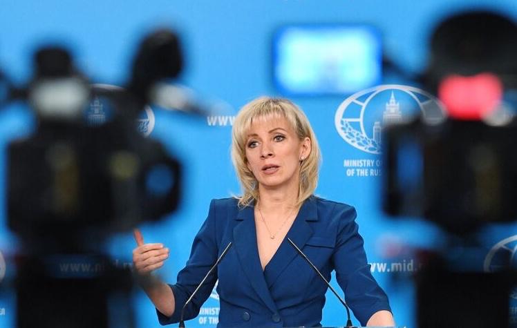 Мария Захарова высмеяла рассуждения Джо Байдена о демократии Кто то разбудил Байдена и тот заявил дословно При демократии нет королей Метился в Трампа а попал за океан Ждем когда проснется король Карл III и от своего американского друга Джо узнает что в Британии нет демократии либо монархия либо демократия сыронизировала официальный представитель МИД России