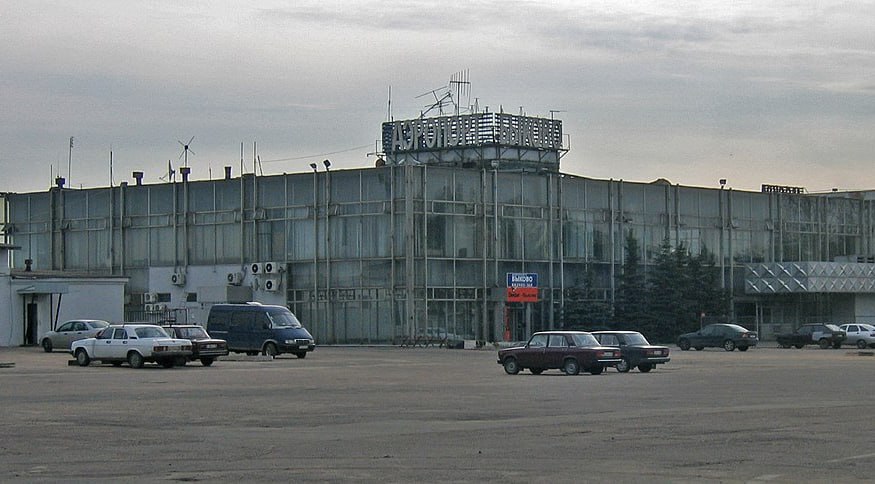 Бывший аэродром Быково в подмосковном Раменском выставят на торги сообщили в министерстве имущественных отношений региона Уточняется что потенциальным владельцам представят комплекс недвижимости включающий десять строений и сооружений расположенных на трех участках земли общей площадью около 57 га moscow on air