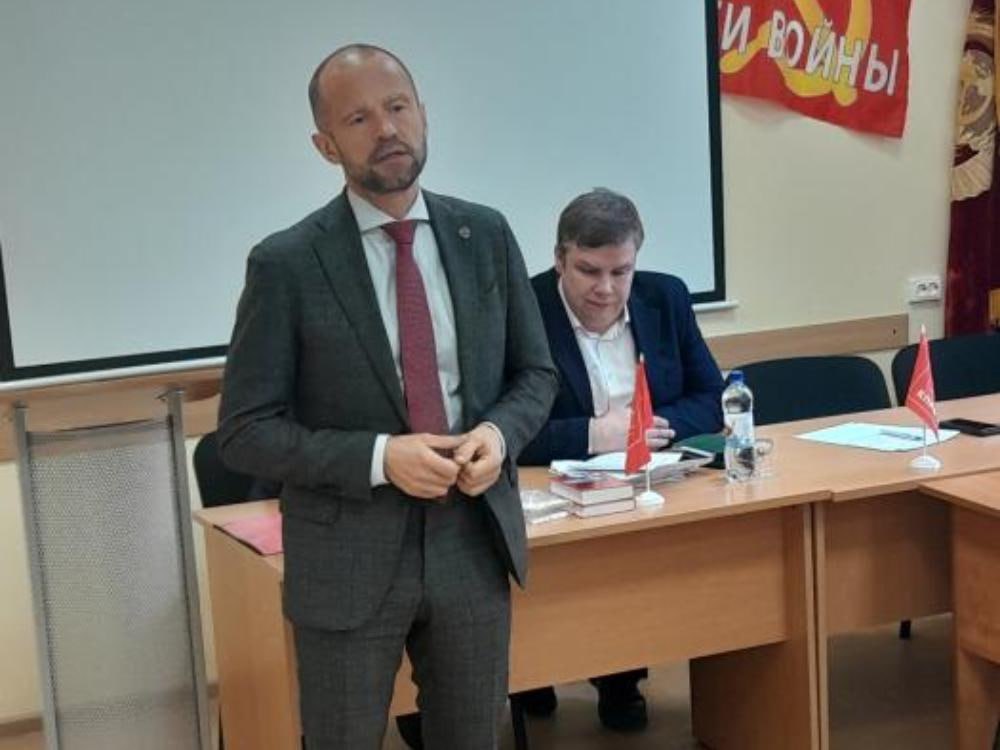 КПРФ выдвинула Романа Лябихова кандидатом на выборах губернатора Архангельской области На пленуме областного комитета КПРФ четвертым кандидатом на выборах главы региона выдвинут депутат Госдумы Роман Лябихов. Участники партийной конференции в ходе тайного голосования выразили Роману Лябихову доверие, проголосовав за выдвижение его кандидатуры на пост губернатора единогласно. Напомним, что выбора главы Поморья состоятся 14 сентября. 17 июня документы в избирком подал действующий губернатор Александр Цыбульский, кандидатуру которого поддержали члены «Единой России» на прошедшей конференции, а через день своего кандидата выдвинула ЛДПР — Марию Харченко. Субботним утром стало известно о выдвижении Олега Черненко от «Справедливой России». Фото пресс-службы областного комитета КПРФ