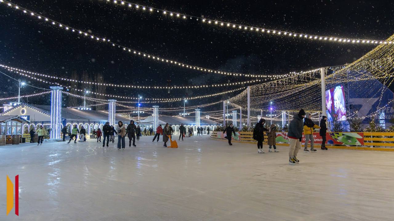 Каток на Адмиралтейской площади не будет сегодня работать Из за сильного снегопада техника для заливки льда не может быть допущена на площадку Все сеансы катания отменяются Мы в Max