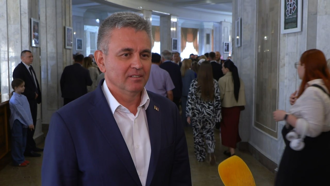 «Иван Морозов – это собирательный образ, образ сотен тысяч людей поколения победителей, всего советского народа, который сумел отстоять свою Родину, свою честь» — так Президент Вадим Красносельский охарактеризовал главного героя своей повести. После спектакля «Судьба танкиста» он пообщался с артистами и прессой. «Любую книгу надо пропустить через себя, прожить жизнью этих героев, людей, пережить их боль. Одно дело — набор исторических фактов, изучение источников, другое — проникнуться настроением героя, показать его душу. Это тяжело, такие книги так просто не даются», — рассказал Президент. Вадим Красносельский поблагодарил актеров Приднестровского государственного театра, отметив, что они «искренне хотели передать те эмоции, которые были вложены в произведение, и это удалось». Фото: Первый Приднестровский телеканал и пресс-служба Президента ПМР.