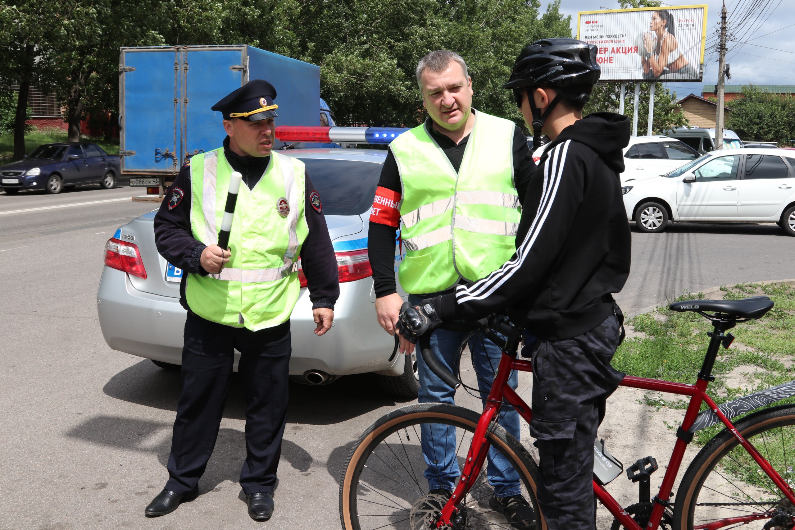 В Курске Общественный совет присоединился к контролю за выявлением нарушений правил дорожного движения Член Общественного совета при УМВД России по Курской области Артур Будыка в рамках общественного контроля вышел на маршрут патрулирования по г.Курску с Госавтоинспекторами. Полицейские познакомили общественника с порядком несения службы. Особо отмечено, что в летний период значительная работа ведется с водителями мото-, велотранспорта, особенно несовершеннолетними. Постоянное информирование о последствиях нарушения правил дорожного движения значительно уменьшает риск последствий опрометчивых поступков. Также Артур Будыка оценил грамотность сотрудников, их вежливое отношение к участникам дорожного движения. В рамках профилактического мероприятия принято решение продолжить аналогичные рейды, в том числе с привлечением представителей Совета отцов.