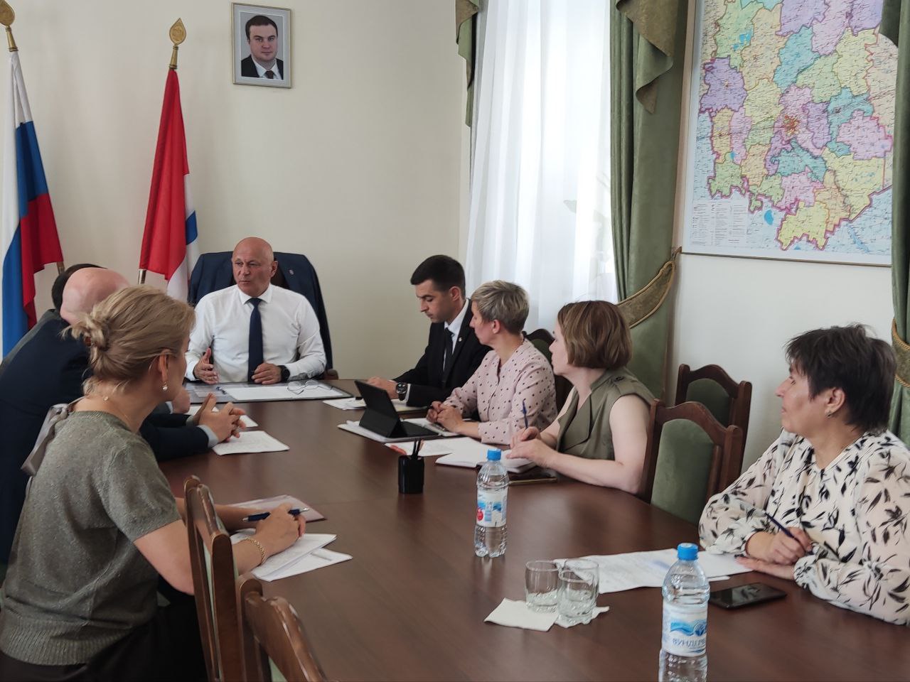 Провел рабочую встречу с руководителями АНО Центр содействия переселению Путь домой Напомню что в июне текущего года глава региона Виталий Хоценко подписал соглашение о сотрудничестве с Центром Документ предусматривает совместную работу по привлечению соотечественников в регион и их последующую адаптацию В ходе встречи с руководителем Центра Анатолием Бубликом обсудили возможные направления взаимодействия Министерства сельского хозяйства пищевой и перерабатывающей промышленности Омской области с Центром в частности вопросы сотрудничества по подбору земельных участков сельскохозяйственного назначения предназначенных для проживания и ведения хозяйства соотечественниками прибывающими в регион в рамках программы