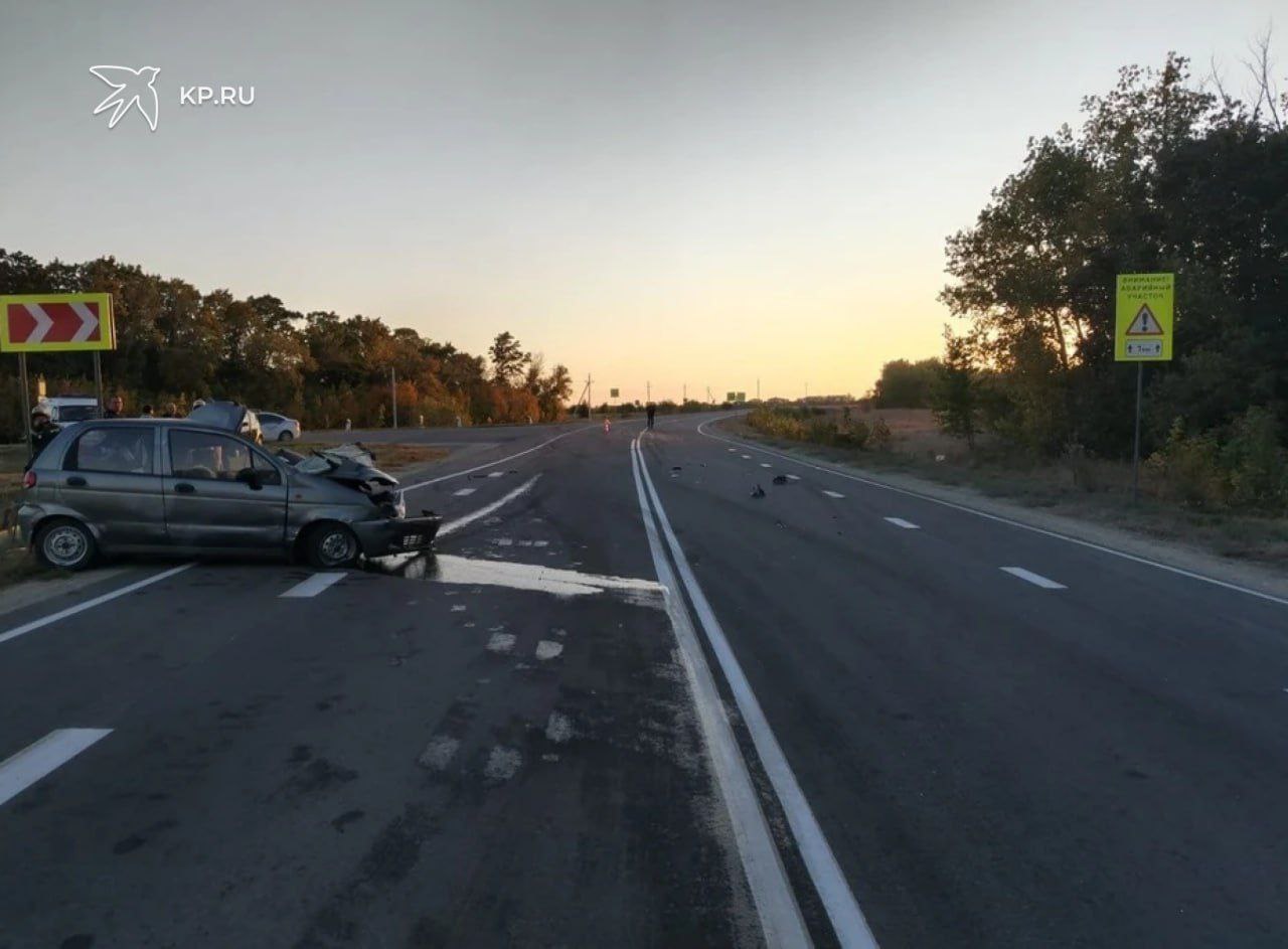 Под Воронежем погибла автомобилистка, врезавшаяся в фуру  В Таловском районе сотрудники дорожной полиции устанавливают обстоятельства аварии, в котором погибла женщина.  ДТП произошло примерно в 16:35 на 53-м километре автодороги «М-4 «Дон»-Бобров-Таловая-Новохоперск». 62-летняя автомобилистка на «Деу Матиз», по предварительным данным Госавтоинспекции, на нерегулируемом перекрестке неравнозначных дорог, выполняя разворот, нарушила очередность проезда, не «МАЗ» с полуприцепом и врезалась в него.  Автомобилистка погибла на месте.