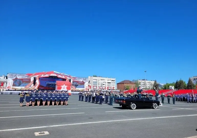 Парад Победы в Самаре состоится Об этом сообщил губернатор Вячеслав Федорищев в рамках оперативного совещания правительства Однако программу мероприятия сократят с точки зрения посещения потому что в регионе действую меры безопасности в связи с атаками беспилотников Завтра организуют заседание комиссии Там определят какие правила будут действовать для жителей Самарской области   Самара ГИС Во время отключения   интернета все публикации можно посмотреть в нашем канале MAX   max ru eshcho