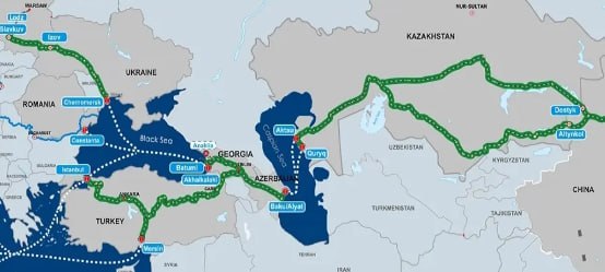 В ТМТМ назвали планируемый в 2025 году объем грузоперевозок  В Баку на днях состоялось заседание общего собрания Объединения юридических лиц Ассоциации, в котором подведены итоги ее деятельности в 2024 году и планов на 2025 год.    По данным членов Ассоциации, объем перевозок грузов через морские порты Казахстана и Азербайджана в 2024 году составил 3,3 млн тонн грузов, что на 20% больше по сравнению с 2023 годом.     Показатель контейнерных перевозок составил 56,5 тыс. в двадцатифутовом эквиваленте  ДФЭ , что на 176% больше, чем в 2023 году.     Количество отправленных из КНР контейнерных поездов в 2024 году увеличилось в 33 раза по сравнению с 2023 годом.  ↗  План перевозок грузов по Среднему коридору на 2025 год предусматривает объем в 2,5 миллиона тонн, включая 96 тысяч контейнеров в двадцатифутовом эквиваленте.   По данным Генсека Ассоциации ТМТМ Гайдара Абдикеримова, перевозки по Среднему коридору достигли рекордных значений в 3,3 млн тонн. При этом на долю Казахстана приходится более 80% от общего объема перевозок.   В состав Ассоциации в качестве ассоциированных членов были приняты компании Xian Free Trade Port  КНР , Poti Trans Terminals  Казахстан  и UZ Cargo Poland  Польша .  #перевозки #ТМТМ #Среднийкоридор #грузоперевозки #море #жд