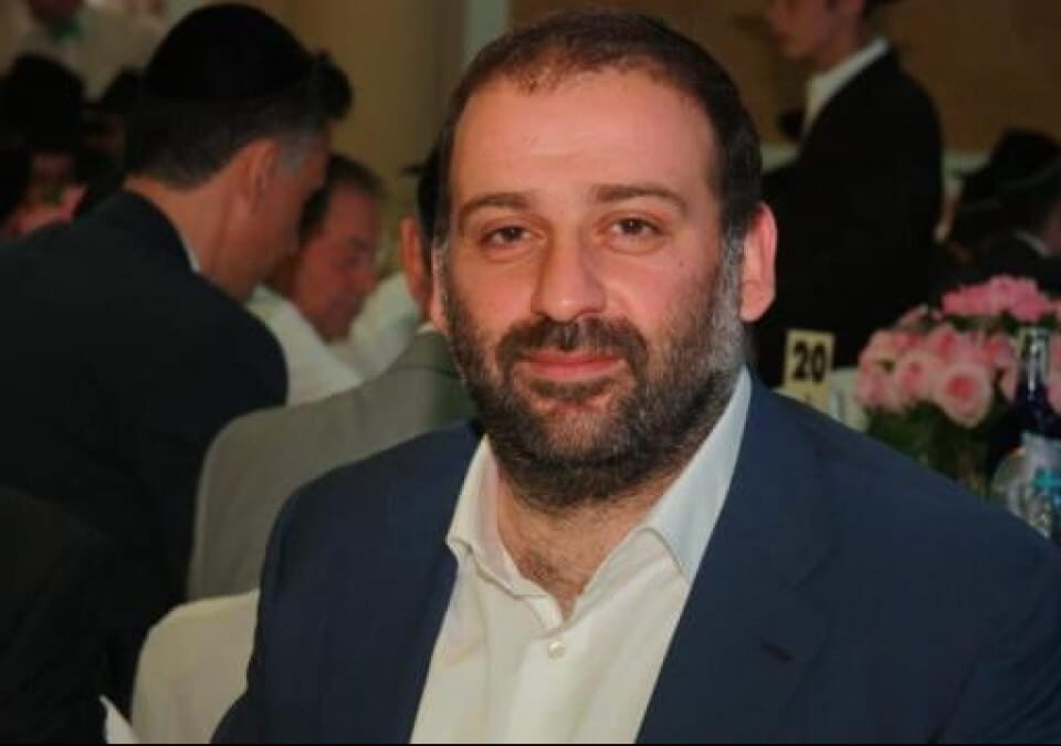 НАБУ заглянуло в Квартал 95 Обыски прошли у одного из кошельков Зеленского В прицел западных контролёров Киева попал Тимур Миндич бизнесмен кинопродюсер и совладелец студии Квартал 95 Пишут что обыски начались утром в Киеве а поводом может стать расследование ФБР по поводу отмывания денег Также прямо сейчас НАБУ обыскивает схроны экс министра энергетики действующего главы Минюста Германа Галущенко и в компании Энергоатом Европейские хозяева Зеленского неспеша выводят из игры его финансовую обслугу Один раз украинский гетман уже попытался разогнать НАБУ но получил протесты по всей стране и с позором дал заднюю Прислать новость