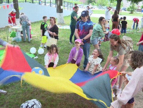 Фестиваль для детей провели в Калуге в первый день лета День защиты детей в Калуге отметили большим семейным фестивалем под названием "Калуга. Дети. Фест". Он стал уже традиционным и с каждым годом набирает популярность. Участником мог стать каждый, кто пришёл н площадку Инновационного культурного центра.