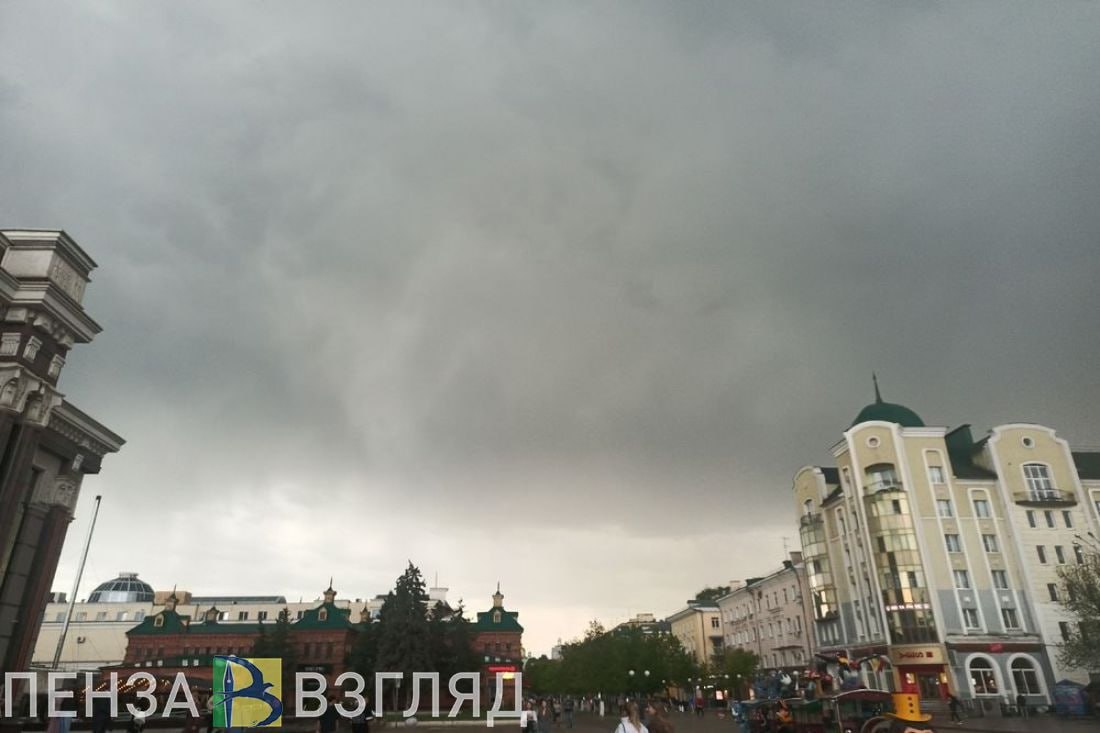 Синоптики прогнозируют сегодня град в Пензенской области Желтый уровень погодной опасности объявлен на 4 июня в Пензенской области. По данным Пензенского ЦГМС – филиала ФГБУ «Приволжское УГМС», до конца дня в отдельных районах региона ожидается град. В главном управлении МЧС по Пензенской области напомнили, что средняя продолжительность града составляет приблизительно 6 минут, и крайне редко он продолжается дольше 15 минут. «Если град застал вас на улице, то постарайтесь выбрать укрытие. В противном случае защитите голову от ударов градин», - просят представители спасательного ведомства. -Взгляд