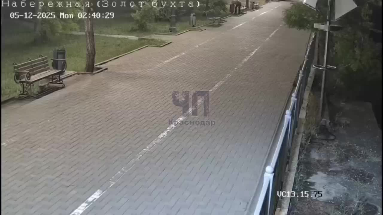 В Анапе зафиксированы акты вандализма: неизвестный разбрасывает мусор на набережной