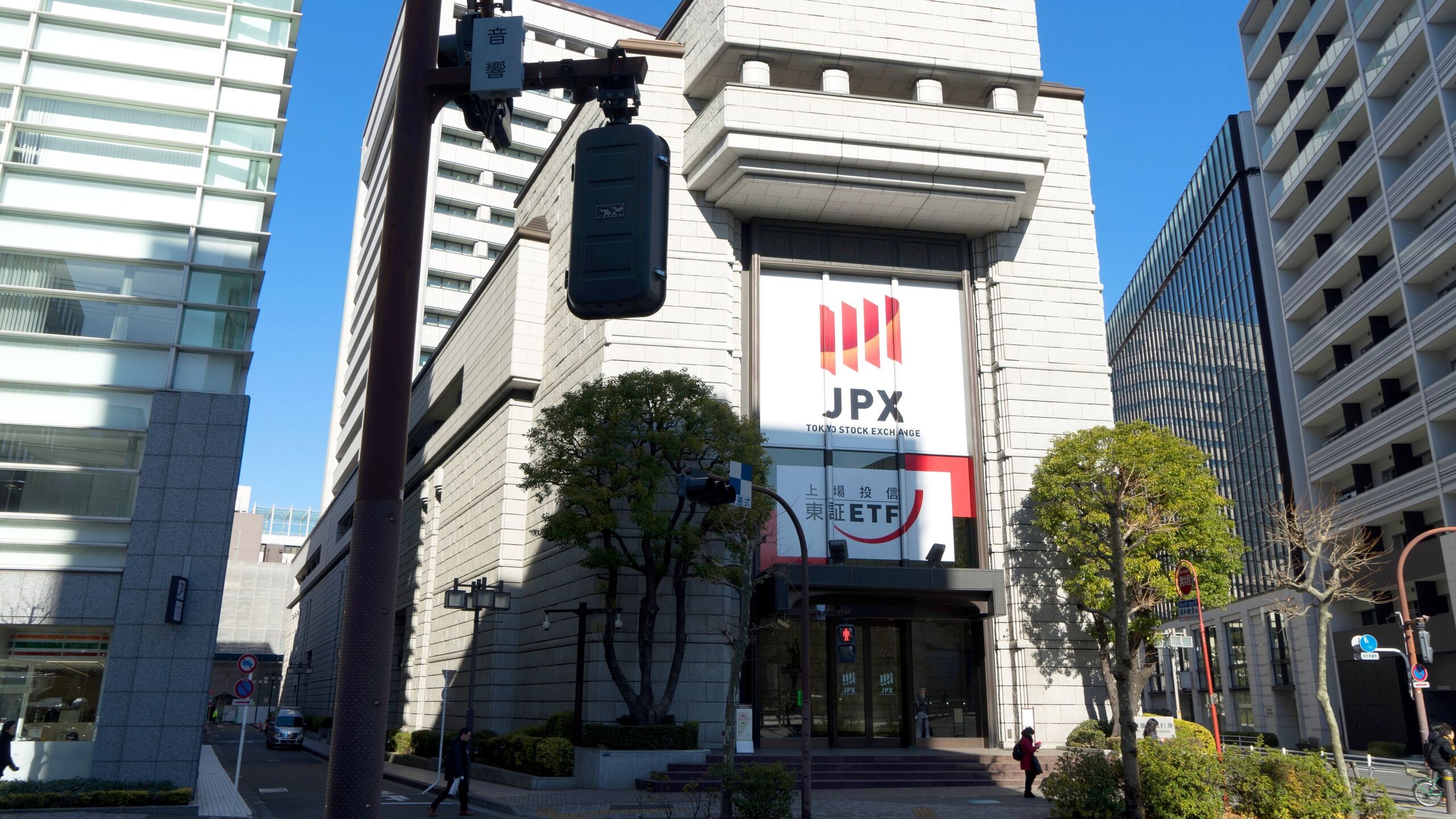 Индекс Nikkei на Токийской бирже после открытия торгов в понедельник взлетел более чем на 3 3 процентных пункта на фоне оглушительной победы правящей Либерально демократической партии ЛДП во главе с премьер министром Санаэ Такаити превысив отметку в 56 тысяч пунктов следует из данных торгов которые есть в распоряжении РИА Новости Так индекс Nikkei отражающий динамику котировок акций 225 ведущих компаний Японии в первые семь минут после начала торгов поднялся на 3 36 процентных пункта до отметки в 56 078 31 пункта В Японии 8 февраля состоялись выборы в ключевую нижнюю палату парламента По итогам голосования ЛДП одержала оглушительную победу единолично получив более двух третей мандатов Это даст ей возможность проводить законопроекты даже если они будут отклонены в верхней палате парламента где партия не имеет большинства без опоры на голоса депутатов из других политических партий