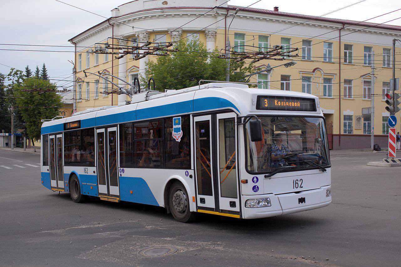 Калуга по итогам тендера на поставку троллейбусов цена была снижена на 37 5 Калуга успешно завершила тендер на поставку 34 новых троллейбусов сэкономив значительную сумму бюджетных средств Итогом торгов стало снижение первоначальной максимальной цены контракта на 460 млн 699 тыс 995 рублей Начальная цена закупки составляла 1 млрд 228 млн 533 тыс 322 рубля однако победитель тендера предложил выполнить поставку за 767 млн 833 тыс 326 рублей Согласно условиям контракта троллейбусы должны соответствовать современным требованиям и иметь гарантийный срок службы аккумуляторных батарей не менее 2 лет Также предусмотрена защита электрической проводки кабель каналами и наличие солнцезащитных экранов в кабине водителя Подписаться на наш канал kaluganews ru fn 1713334 html