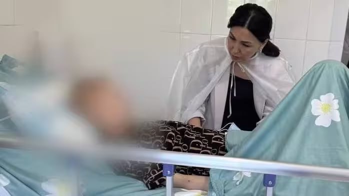 Уполномоченный по правам ребёнка посетила Ангрен и изучила ситуацию, связанную с несовершеннолетней, пострадавшей от насилия  Ранее распространилась информация о факте насилия в отношении несовершеннолетней девочки в городе Ангрене. Утверждалось, что девочку в прошлом году, когда ей было 14 лет, на протяжении нескольких месяцев за еду насиловали четверо граждан, один из которых был несовершеннолетним.   Омбудсман посетила детскую больницу города Ангрена, где ознакомилась с общим состоянием пострадавшей, проходящей лечение, а также изучила медицинскую документацию, связанную с диагнозами и назначенным лечением. С несовершеннолетней также была проведена беседа.  Отмечается, что врачи принимают все необходимые медицинские меры для лечения имеющихся у девочки заболеваний: острый артрит, двусторонняя бронхопневмония, белково-энергетическая недостаточность, тяжёлая степень анемии, сепсис.  «Все обнаруженные заболевания носят хронический характер и не являются следствием преступления»,  — говорится в сообщении.