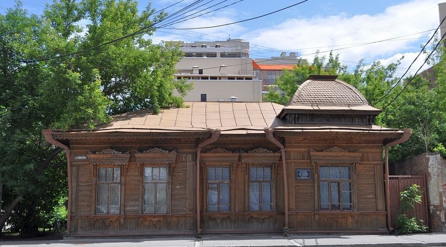 Новый бизнес-центр появится рядом с домом-памятником купца Осокина. Шестиэтажное здание с подземной парковкой будет построено в квартале между улицами Энгельса и Розы Люксембург. Госэксперты уверены, что работы не повредят деревянное здание XIX века. Для сохранности памятника застройщик обязан укрепить котлован специальным ограждением и установить забор. Подписаться Новости Екатеринбурга
