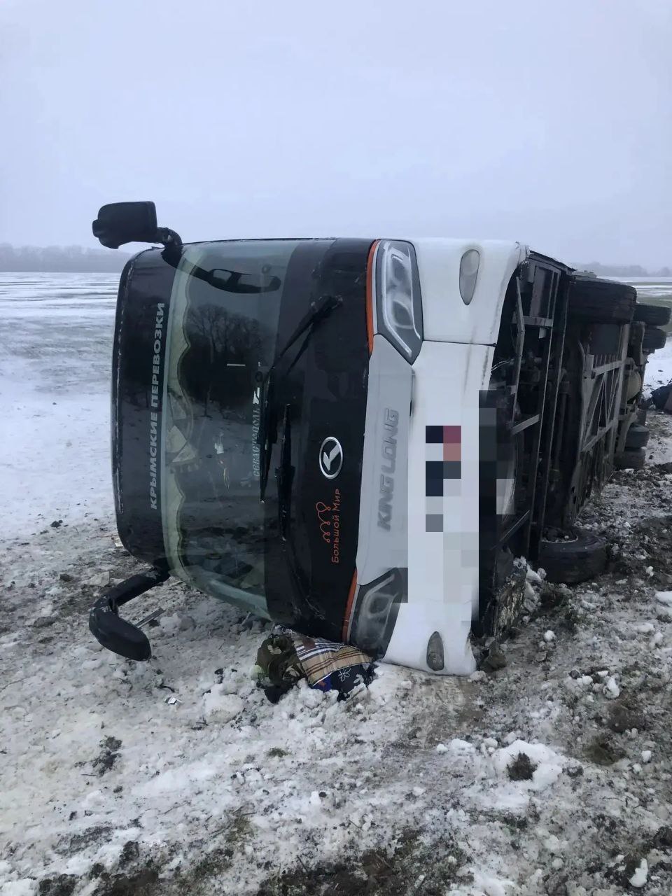 В Ипатовском округе 2 февраля произошло ДТП с пассажирским автобусом По предварительной информации в 05 10 водитель автобуса марки KING LONG REGARD маршрут Севастополь Астрахань не справился с управлением в сложных погодных условиях допустил занос и съехал в кювет с последующим опрокидыванием В результате аварии четыре человека доставлены в ипатовскую больницу На момент происшествия в автобусе находились 23 пассажира и 2 водителя Все они размещены в пункте временного пребывания в ожидании другого транспорта За рулём автобуса находился 52 летний водитель из соседнего региона ранее дважды привлекавшийся к ответственности за нарушения ПДД Обстоятельства происшествия выясняются chp26rus