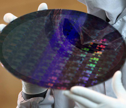 Прогноз феноменального спроса на 2 нм техпроцесс TSMC начинает сбываться KLA Corporation Партнер TSMC заявил о высоком спросе на 2 нм техпроцесс N2 Компания TSMC уже привлекла 15 заказчиков 10 из которых работают в сфере высокопроизводительных вычислений Об этом сообщил Брен Хиггинс исполнительный вице президент и финансовый директор KLA Corporation одного из ключевых поставщиков оборудования для контроля и метрологии на фабриках TSMC