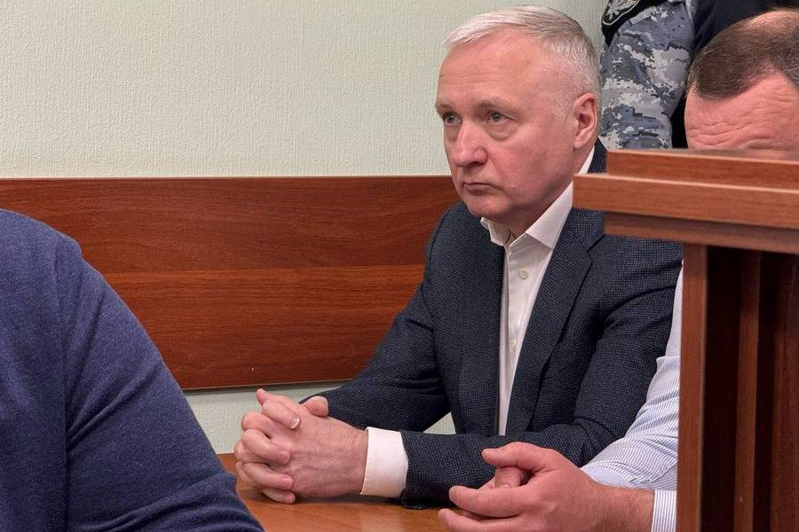 В Красноярске начали рассматривать жалобу несогласного с приговором суда Юрия Лапшина  Защита бывшего председателя правительства Красноярского края Юрия Лапшина, осужденного на 3,5 года колонии за превышение должностных полномочий при строительстве метро, весной обжаловала приговор. Сегодня, 13 августа, суд начал рассматривать апелляционные жалобы.  В прокуратуре напомнили, что уголовное дело касается корректировки проектно-сметной документации строительства метрополитена, которой занимался «КрасноярскТИСИЗ». Документы, предоставленные исследовательской организацией, содержали недостатки, которые не позволяли считать работу выполненной. Также подрядчик пробурил менее 60 скважин в четырёх районах города при требуемых 220.  Константин Мандров знал об этом. Доклады он предоставлял региональному министру транспорта, а тот, в свою очередь, информировал Юрия Лапшина — председателя правительства края. Несмотря на это, Юрий Лапшин дал указание подписать акты приемки работ на сумму более 742 млн руб. Документы с заведомо ложными сведениями были подписаны Константином Мандровым, который получил за это 5 млн рублей от субподрядчика и пообещал «покровительство».  В марте текущего года Юрия Лапшина приговорили к 3,5 годам колонии общего режима, с лишением права занимать должности на государственной службе на 2,5 года за превышение должностных полномочий. Константин Мандров был признан виновным в получении взятки и превышении должностных полномочий. Его наказали 10 годами в колонии строгого режима, со штрафом в размере 5 млн руб.  Не согласившись с приговором, подсудимые обратились в вышестоящий суд с жалобами на него. В своих апелляционных жалобах они указали на несоответствие выводов суда фактическим обстоятельствам. Адвокаты настаивают на отмене приговора либо возвращении дела прокурору для исправления нарушений, препятствующих вынесению справедливого приговора.  Сегодня судебная коллегия Красноярского краевого суда огласила доводы представления прокуратуры и жалоб осужденных. Также от адвоката Юрия Лапшина поступило ходатайство о приобщении к делу новых медицинских документов и допросе специалиста по вопросу состояния здоровья подзащитного. Рассмотрение ходатайства и выступление сторон отложено на 22 августа.  Newslab