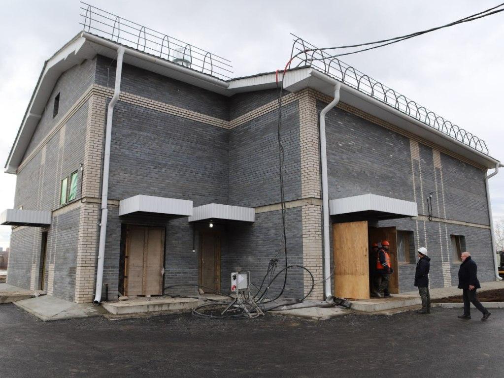 В Иркутске завершается строительство КНС Нижний бьеф и напорных трубопроводов Подрядчик уже возвел здание станции завершил отделку монтаж инженерных сетей и вспомогательного оборудования Ведутся пусконаладочные работы Это один из самых значимых инфраструктурных проектов последнего десятилетия Мы планируем завершить все мероприятия и сдать объект в эксплуатацию до конца ноября раньше запланированного срока Новая система позволит разгрузить центральные районы города снизить аварийность на сетях и обеспечить подключение новых микрорайонов отметил мэр Руслан Болотов