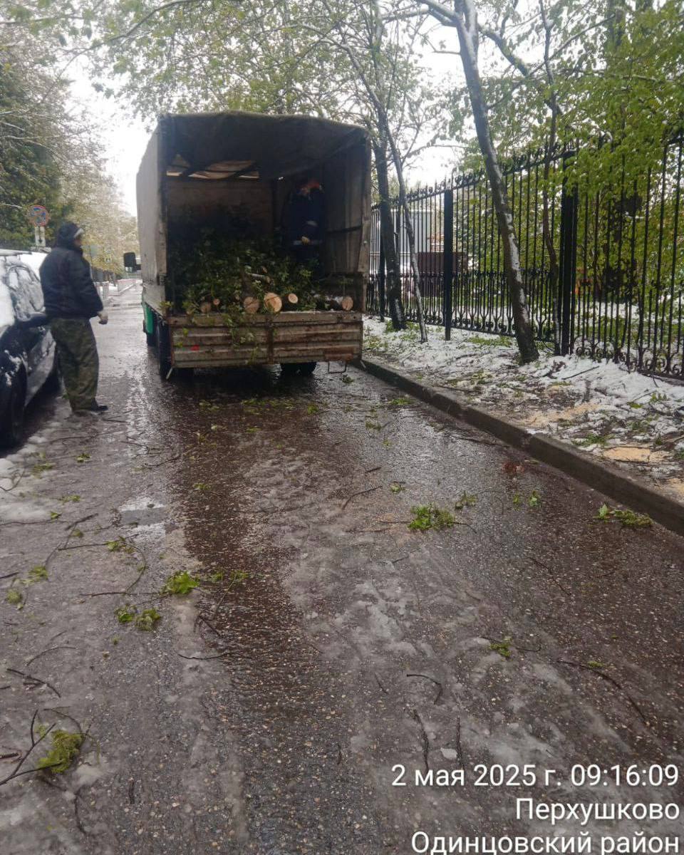 Одинцовский округ борется с последствиями ночного снегопада На расчистку дорог вышли 56 рабочих с 30 единицами спецтехники, включая комбинированные дорожные машины, тракторы и погрузчики. Одновременно 5 бригад с бензопилами занимаются устранением поваленных деревьев на проезжей части, а 16 дворовых бригад работают на придомовых территориях. Стихия не обошлась без серьезных происшествий. В деревне Фуньково из-за обрыва сетей жители остались без тепла и электричества. Аварийные службы оперативно подключили резервную дизельную котельную, восстановив теплоснабжение к утру. Однако около тысячи жителей отдаленных деревень и СНТ все еще остаются без электроснабжения — над устранением этих аварий работают три ремонтные бригады. Несмотря на сложные погодные условия, социально значимые объекты функционируют в штатном режиме. Система ЖКХ обеспечивает стабильное теплоснабжение многоквартирных домов, а общественный транспорт соблюдает график движения без сбоев. Администрация округа призывает жителей воздержаться от поездок на личном транспорте без крайней необходимости и сообщать о новых происшествиях по телефону горячей линии. По прогнозам синоптиков, снегопад продолжится до вечера, что потребует дополнительных усилий от коммунальных служб. В настоящее время все аварийные бригады работают в усиленном режиме, чтобы минимизировать последствия непогоды для жителей округа.