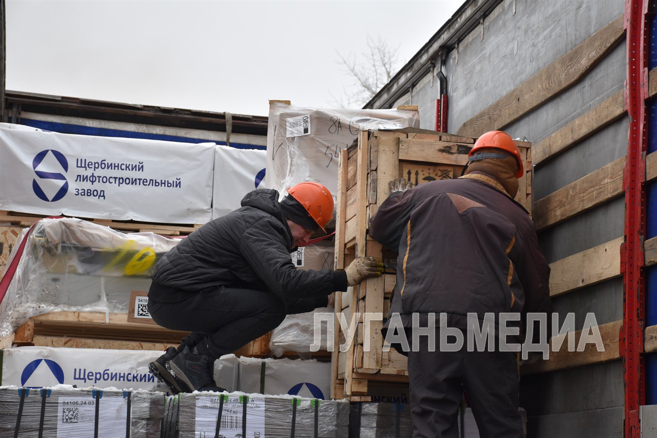 В Алчевск доставлена партия лифтового оборудования, которое будет установлено в многоэтажках республики    Сегодня представители Щербинскикого лифтостроительного завода доставили очередную партию оборудования из четырех комплектов для монтажа подъемников. Об этом рассказал сотрудник предприятия Михаил Бугаков.  – Сейчас выгружаем оборудование для трех городов: Кировска, Стаханова и Алчевска, – отметил он. – На сегодняшний день в наличии 12 комплектов, плюс те, которые выгружаются сейчас.    Кроме каркасов лифтов и сопутствующих комплектующих представители предприятия также привезли все необходимое для проведения ремонтов в технических помещениях.   На 2025 год в Алчевске запланирована установка 21 лифта по 6 адресам. Мероприятия предусмотрены адресной программой капремонта.            Вконтакте       Одноклаcсники