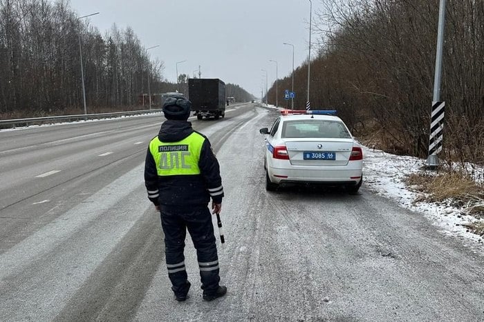 На трассе между Челябинском и Екатеринбургом остановят движение  На участке трассы между Челябинском и Екатеринбургом 13 ноября частично и полностью остановят движение для транспорта.  - Ограничение вводится в Сосновском районе Челябинской области на участке трассы М-5 "Урал", подъезд к городу Екатеринбургу, км 28+800.