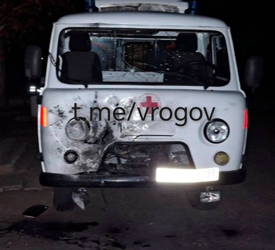 Боевики ЗеРейха атаковали скорую помощь БпЛА ВСУ атаковали машину скорой помощи в с Великая Знаменка Каменско Днепровского муниципального округа Запорожской области Автомобиль при ударе находился в пункте базирования и слава Богу пострадавших среди нет Боевик ВСУ оператор дрона прекрасно видел что бьёт по не просто по гражданскому транспорту а именно по автомобилю скорой помощи но это его не остановило Террористическое злокачественное образование УГИЛ должно быть уничтожено Владимир Рогов Рогов Глас Народа