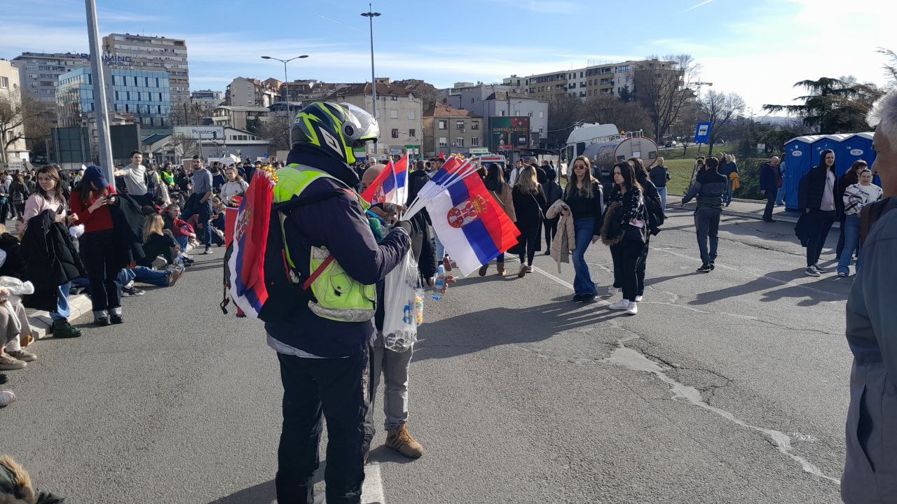 Студенты анонсировали 24-часовую блокаду  возможно и продление .  Стоит отметить, что организация акции на высочайшем уровне — от запасов воды в бутылках и пригнанной цистерны с питьевой водой до мобильных туалетов и мусорных баков.  На месте разбивают палатки и строят баррикады из бетонных блоков и металлических решеток. Судя по выступившим барабанщикам подготовлена и культурная программа.  Заметим также, что власти блокаде совершенно не мешают.  #протесты #Сербия   - о Сербии по-русски