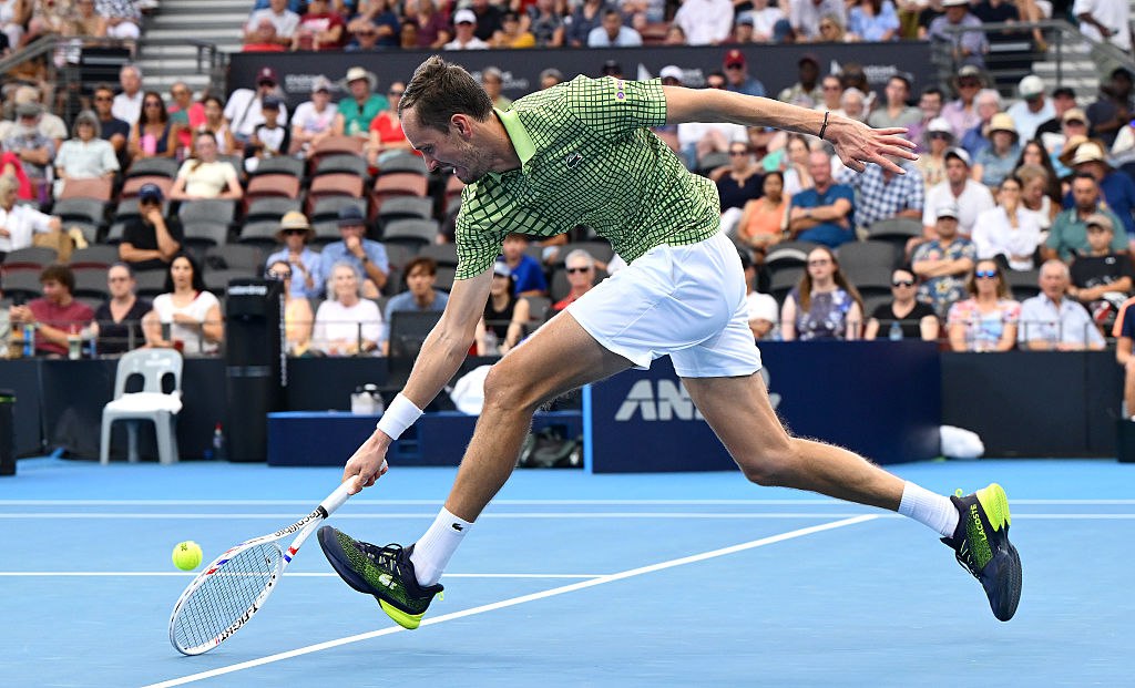 Медведев и Самсонова вышли в следующий этап турнира в Брисбене Даниил вышел в четвертьфинал обыграв американца Фрэнсиса Тиафо 6 3 6 2 Его соперником может стать Камил Майхшак из Польши или Райли Опелка США Людмила обыграла австралийку Эмерсон Джонс 6 4 6 1 В третьем круге она сыграет против белорусской теннисистки Александры Саснович news matchtv Bradley Kanaris Getty Images