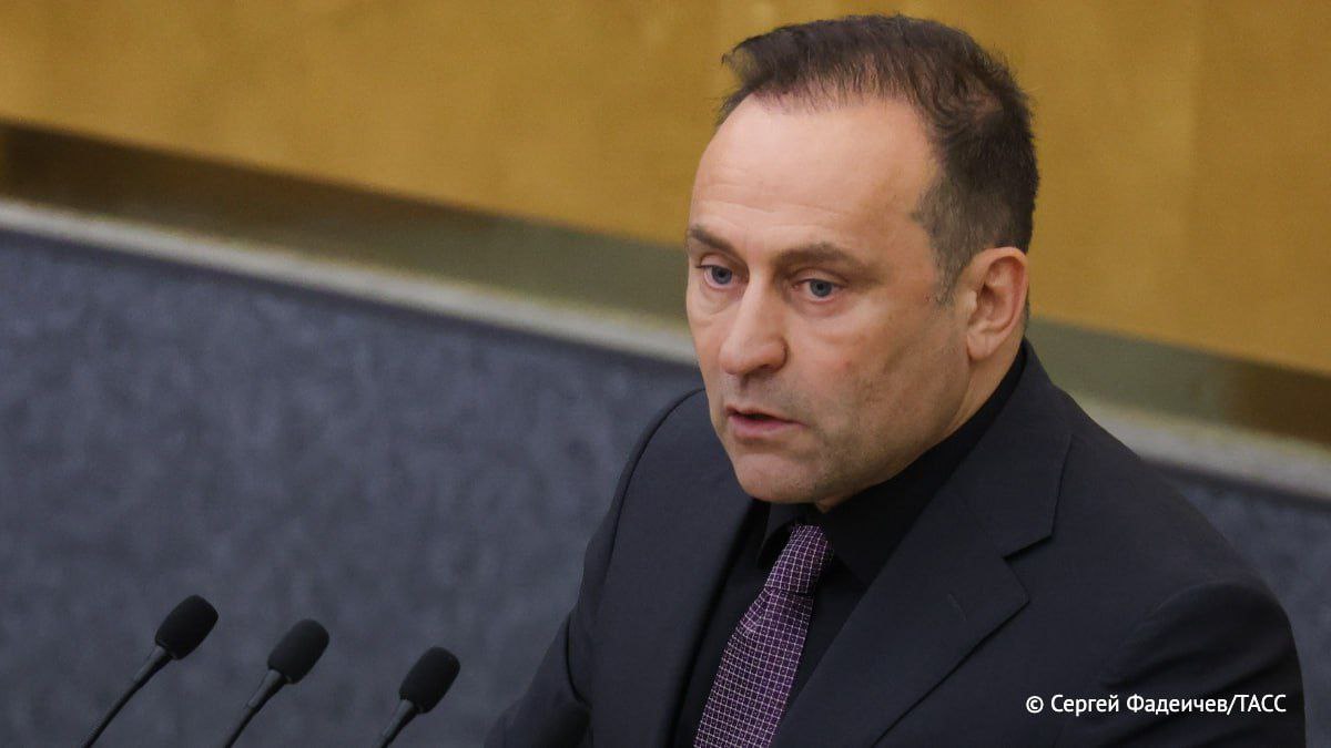 Дмитрий Свищев предложил предоставлять отпуска родителям отличившихся в учебе детей О соответствующем законопроекте рассказали ТАСС в пресс службе депутата ГД от ЛДПР Предлагается предоставлять оплачиваемый отпуск в размере пяти дней родителям чьи дети получили золотую медаль или стали победителями всероссийской олимпиады Источник ТАСС