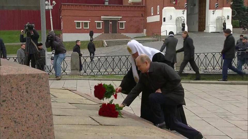 В День народного единства, Президент возложит цветы к памятнику Кузьме Минину и Дмитрию Пожарскому на Красной площади