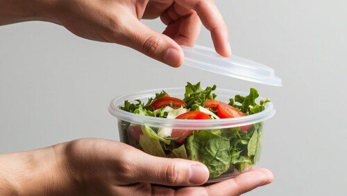 Еда навынос получит паспорт в России предложили ГОСТ для готовых блюд Роскачество совместно с рабочей группой при Минпромторге представило проект первого национального стандарта ГОСТ на готовую еду продающуюся в торговых сетях и через сервисы доставки Документ призван установить единые требования к стремительно растущему рынку объем которого в этом году приближается к 1 1 трлн рублей на 20 выше уровня 2024 года Стандарт дает четкое определение понятию готовая еда это продукт набор продуктов или полуфабрикаты доведенные до кулинарной готовности и упакованные промышленным способом в потребительскую упаковку В числе ключевых требований также прописаны производство на предприятиях с контролируемыми технологиями рецептурами сырьем и температурными режимами многоступенчатый контроль качества на всех этапах производства обязательное соблюдение холодовой цепи при хранении и перевозке автоматизация массового производства не менее чем на 30 для обеспечения стабильного вкуса состава и веса товаров в каждой партии При этом ассортимент кулинарных изделий изготовители готовой еды согласно документу могут определять самостоятельно с учетом спроса и возможностей обеспечить требования качества и безопасности В стандарте указано что правила прописанные в нем не распространяются на продукцию общепита а также на готовые блюда для детей нарезанную и расфасованную гастрономию консервы пресервы хлебобулочные изделия без начинки Тема регулирования быстро растущей отрасли готовой еды уже вызывала споры у участников рынка Представители общепита высказывали мнение что санитарный режим должен быть одинаковым как для кафе так и для магазинов которые реализуют готовые блюда В рознице назвали такое предложение избыточным заявив что дополнительные требования приведут к удорожанию этой продукции в магазинах Законопроект о цифровых платформах который вступит в силу 1 октября следующего года предусматривает контроль качества продукции включая готовую еду бизнес уже сейчас активно работает над поиском технологических решений этого вопроса Фото сгенерировано ИИ Подписаться на АКИТ