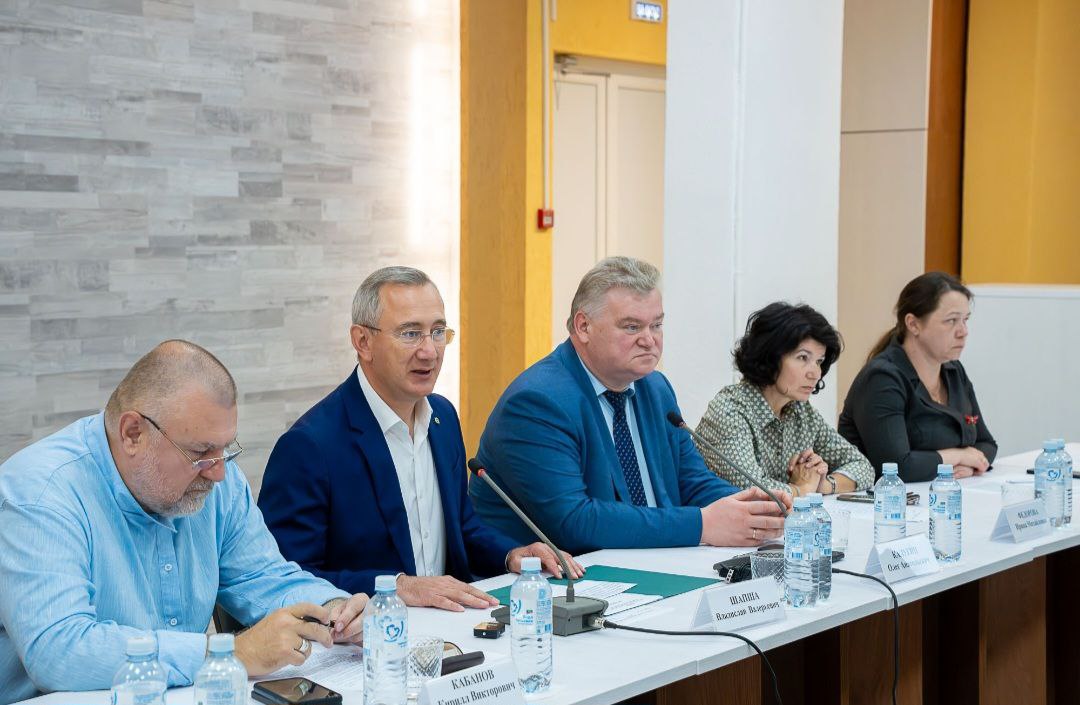 Сегодня под председательством Кирилла Кабанова при участии федеральных экспертов, научного сообщества состоялся круглый стол «Фальсификации истории, исторический экстремизм – новый вызов». Обсудили вопросы фальсификации  истории как метода разжигания национальной и религиозной ненависти, понятия исторического экстремизма и исторической экспертизы.  С приветственным словом выступил Губернатор Калужской области Владислав Шапша.  Калужская земля неслучайно выбрана центром обсуждения данной проблемы. Наша область — Родина российского суверенитета. Именно здесь, на реке Угре, в 1480 году Русское государство  добилось главной политической цели – отстояло свободу и независимость, дав отпор Большой Орде.   Наш долг не допустить повторения печального опыта раздробленности. Работа должна вестись на опережение,  а это требует общих усилий экспертов из научного сообщества, историков, юристов, религиоведов.   Благодарю коллег за солидарность в поддержке конкретных шагов по дополнению законодательства новыми понятиями, что позволит существенно сократить количество правонарушений и преступлений  в сфере исторического экстремизма.  #ВнутренняяполитикаКО
