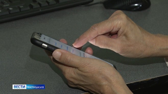 В Элисте 65-летняя жительница перевела мошенникам 40 тысяч рублей Установлено, что в октябре 2024 года заявительнице под видом сотрудников банка звонили неизвестные лица. Они убедили пенсионерку перевести на подконтрольный им расчетный счет деньги в размере 40 тыс. рублей Возбуждено уголовное дело - мошенничество, в ходе расследования установлен владелец счета. Им оказался 20-летний житель Пензенской области. Прокуратура направила в мировой судебный участок № 1 Сердобского района Пензенской области исковое заявление о взыскании с владельца счета неосновательного обогащения, а также процентов за неправомерное использование чужих денежных средств на общую сумму более 45 тыс. рублей Дело прекращено в связи с добровольным исполнением ответчиком исковых требований – возвращением денежных средств потерпевшей. Быть в курсе Прислать новость
