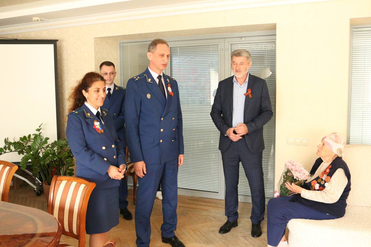 Начальник гражданско-судебного отдела прокуратуры края Тамара Михайлиди, а также прокурор Центрального административного округа г. Краснодара Сергей Прихленко поздравили постояльцев геронтологического центра «Екатеринодар» с 80-годовщиной Великой Победы Сегодня там проживают ветераны Великой Отечественной войны, труженики тыла, узники фашистских лагерей и вдовы участников войны. Каждому из них гости вручили памятные подарки, цветы и выразили слова благодарности за военный и трудовой подвиг, пожелали им крепкого здоровья и долголетия.