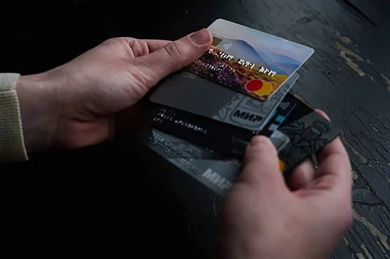 С начала недели сразу шесть российских банков из топ-20 снизили ставки по вкладам с шагом от 0,2 до 2 процентных пунктов. Об этом говорится в пресс-релизе финансового маркетплейса «Финуслуги», который есть в распоряжении «Ленты.ру».  Такая динамика наблюдается перед заседанием совета директоров Центробанка в пятницу, 25 июля, на котором будет решаться вопрос по уровню ключевой ставки.   По состоянию на середину недели средняя ставка по трехмесячному вкладу опустилась до 17,52 процента годовых, по полугодовому — до 16,64 процента, а по годовому — до 15,81 процента. Для расчетов использовались вклады на сумму 100 тысяч рублей двадцати крупнейших российских банков без специальных условий по депозитным продуктам.   С начала июля средние ставки упали на 1,13-1,32 процентных пункта. В июне, когда ключевая ставка опустилась с 21-го до 20 процентов показатель сократился на 2,06-2,7 процентных пункта. На снижение пошли сразу все рассматриваемые в исследовании банки.