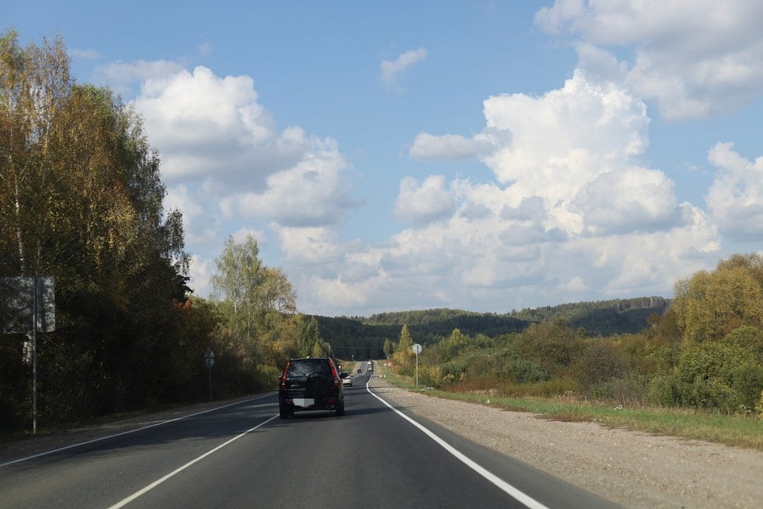 Попутчица-колдунья обокрала автовладелицу на трассе Слободской - Киров  В дороге незнакомка сообщила о наведённой на водителя порче. Она предложила услуги по её снятию.  Для обряда попутчица попросила снять золотое кольцо. Когда машина остановилась в точке назначения – злоумышленница покинула салон вместе с ювелирным украшением.