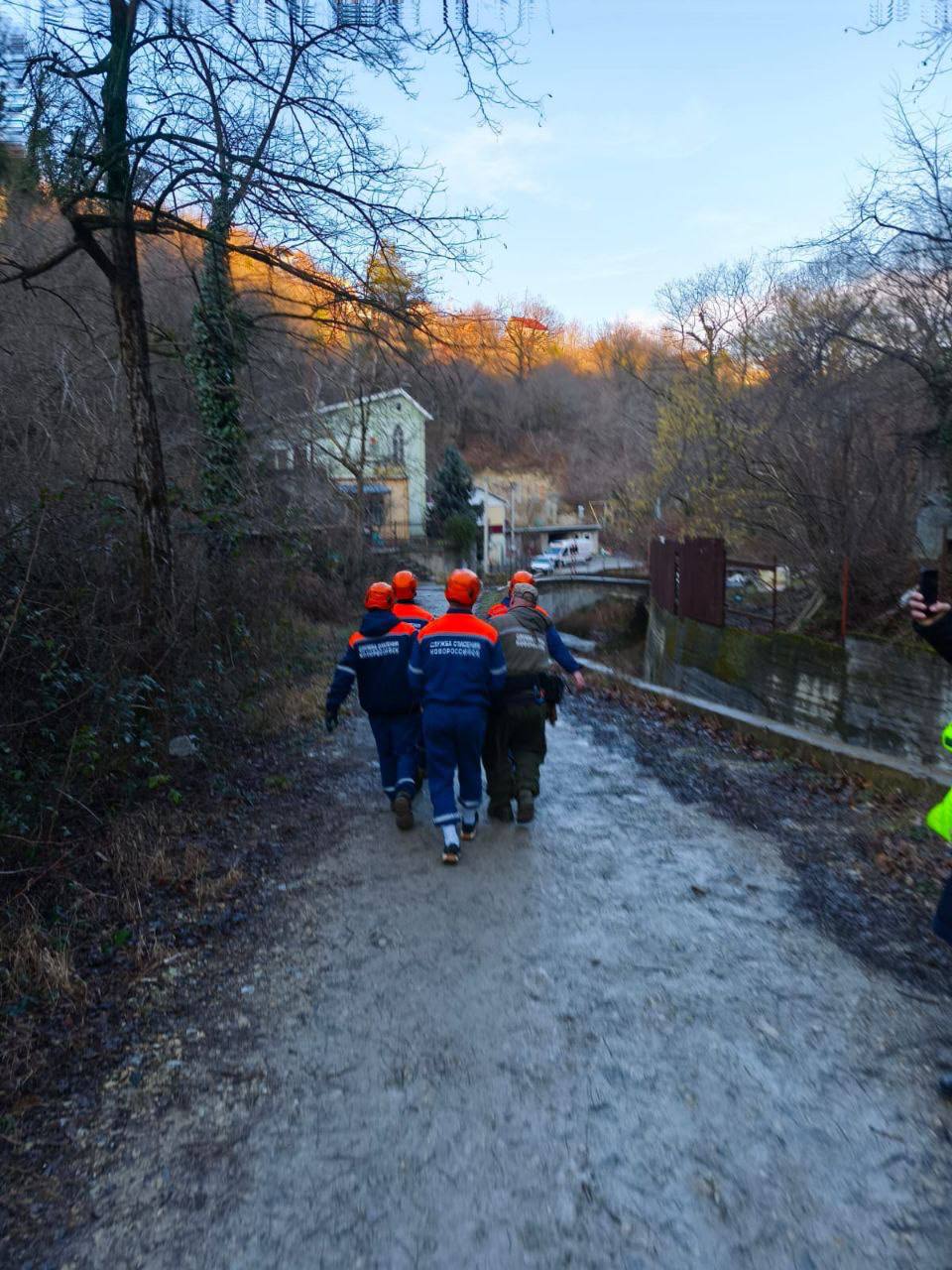 В Новороссийске спасатели эвакуировали из леса женщину с травмой ноги  Спасатели оказали помощь женщине, которая получила травму во время прогулки в лесу. Инцидент произошел выше улицы Луначарского в Новороссийске. Горожанка подвернула ногу и не могла самостоятельно передвигаться.  Как сообщил начальник Службы спасения Новороссийска Алексей Одеров, спасатели прибыли на место и при помощи жестких носилок транспортировали пострадавшую около 600 метров до её автомобиля. Дальше в травмпункт женщину доставили родственники.    Новороссийский рабочий    поделиться новостью или проблемой, заказать рекламу, связаться с админом      Подпишись