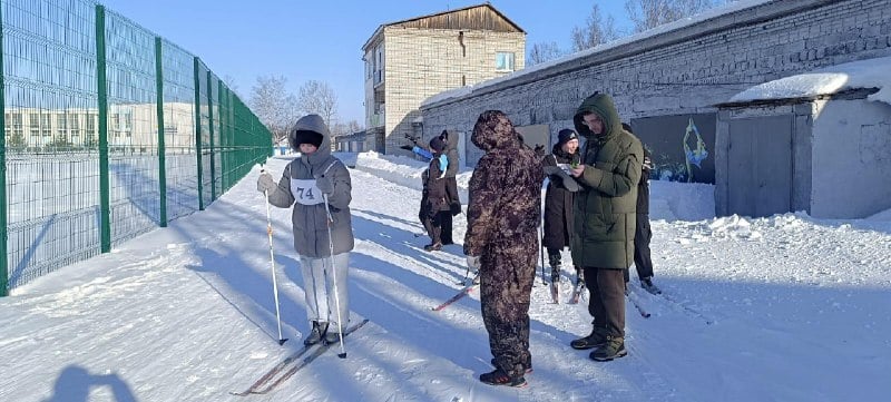 На стадионе дворца спорта прошли Районные соревнования по лыжным гонкам среди учащихся общеобразовательных организаций Ванинского муниципального района.  В соревнованиях приняли участие Школа № 4 и Школа поселка Токи с общим количеством участников 12 человек.   По итогам соревнований места распределись следующим образом: Командное первенство:   МБОУ СОШ №4;   МБОУ СОШ п. Токи.  Личное первенство среди девушек:   Чернова Евгения;   Корень Варвара;   Ланцева Вероника.  Личное первенство среди юношей:    Курочка Антон;    Капуста Иван;    Шик Сергей. Источник: