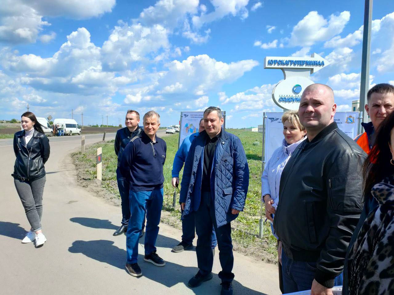 Александр Хинштейн работает в Касторенском районе Здесь сегодня стартовал ремонт автомобильной дороги «Курск-Борисоглебск-Касторное-граница Липецкой области». Общая протяженность 22,9 км. Дорогу будут делать по нацпроекту «Инфраструктура для жизни», ее стоимость — 945 млн рублей. Проект объединяет два района, Горшеченский и Касторенский, и ведёт на одно из крупнейших агропромышленных предприятий региона. фото и видео: РИА «Курск» !
