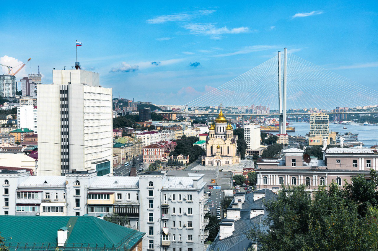 Во Владивостоке ограничат продажу алкоголя на время проведения праздничных мероприятий Теплый сезон завершат традиционный День тигра фестиваль Приморские муссоны первый фестиваль духовых оркестров Тихоокеанские марши и соревнования БПЛА Гонка дронов По этому случаю городская администрация напоминает предпринимателям о запрете розничной продаже алкогольной продукции в местах проведения массовых мероприятий С 26 по 28 сентября продажа алкогольной продукции будет запрещена на расстоянии менее 100 метров от границ мест их проведения за час до проведения во время проведения и час после проведения мероприятий С информацией обо всех планируемых городских мероприятиях можно ознакомиться здесь