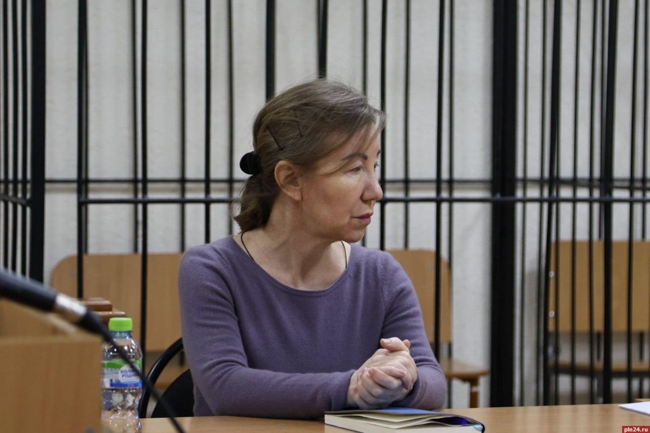 Часть надбавок за сложность и напряжённость труда Наталья Ильина забирала у сотрудников Один из эпизодов касается неправомерных выплат которые частично были забраны у начальника управления хозяйственного и сервисного обеспечения ПсковГУ По версии следствия в 2023 году с марта Ильиной были организованы незаконные начисления в виде надбавок за сложность и напряжённость труда Из этой суммы большая часть уходила Наталье Ильиной Аналогичная схема применялась и в отношении другой сотрудницы университета Ей также неправомерно начислялись дополнительные надбавки и премии в том числе за выполнение госзадания