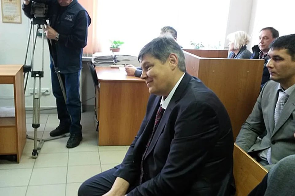 Семь лет был в международном розыске бывший вице губернатор Челябинской области вернулся в Россию его задержали в аэропорту Бывший заместитель губернатора Челябинской области Александр Уфимцев вернулся в Россию и сразу был задержан Около семи лет он был в международном розыске за мошенничество Об этом сообщил источник КП Челябинск 15 лет назад он вместе с соучастниками выкупил участок леса на озере Увильды Там пообещали построить детский лагерь но в итоге построили там коттеджи и продали их В 2018 году когда всем соучастникам было предъявлено обвинение Уфимцев сбежал Поэтому его и объявили в федеральный розыск А как только он вернулся в Россию его задержали в аэропорту   Подписаться на chelkp